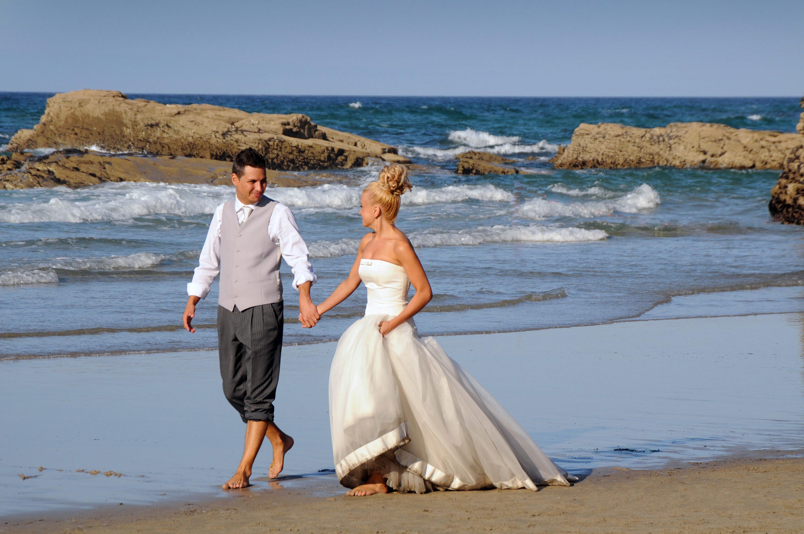 Pareja paseando por la playa