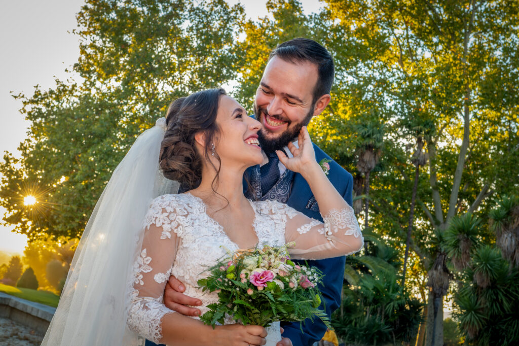 Pareja mirandose en la boda